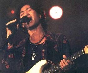 黄家驹趣事爆料新闻视频,揭秘摇滚传奇背后的幽默瞬间 第1张 黄家驹趣事爆料新闻视频,揭秘摇滚传奇背后的幽默瞬间 第1张